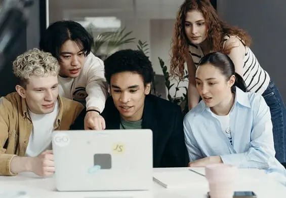 people in discussion 第九模块：Newsletter小背景图